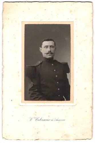 Fotografie V. Cibrario, Auxerre, Portrait Soldat in Uniform mit Schnauzbart