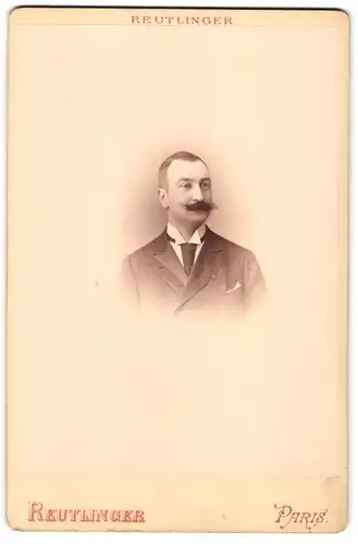 Fotografie Reutlinger, Paris, 21, Boulevard Montmartre, Portrait eleganter Herr mit Moustache