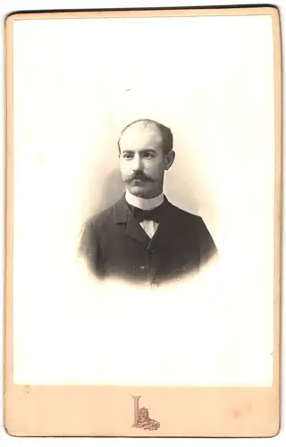 Fotografie Grands Magasins du Louvre, Paris, Portrait eleganter Herr mit Moustache