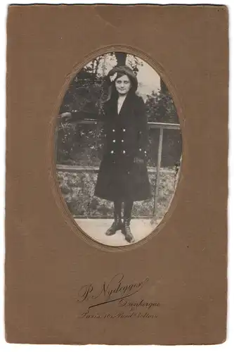 Fotografie P. Nydegger, Dunkerque, Portrait junge Dame im Mantel