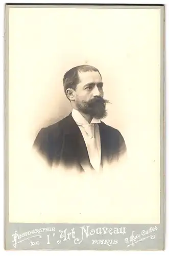 Fotografie Photographie de l`Art Nouveau, Paris, 9, Rue Cadet, Portrait eleganter Herr mit Vollbart