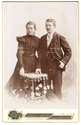 Fotografie Gustav Karsch, Dresden-N, Antonstrasse 2, Portrait junges Paar in modischer Kleidung