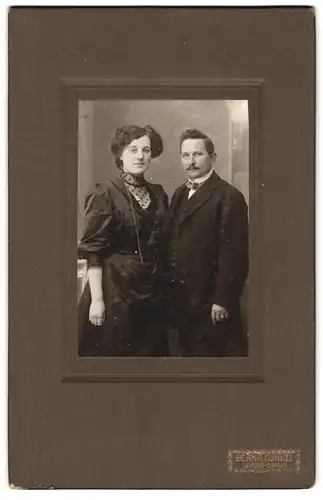 Fotografie Bernh. Gunkel, Leipzig-Gohlis, Äuss. Halleschestrasse 77-79, Portrait bürgerliches Paar in modischer Kleidung