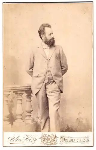 Fotografie A. R. Heisig, Dresden-Striesen, E. Strasse 10, Portrait modisch gekleideter Herr mit Vollbart