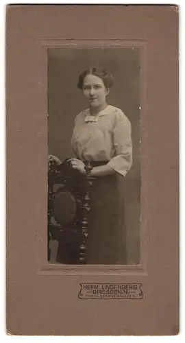 Fotografie Herm. Lindenberg, Dresden-N., König-Georgen-Allee 1, Portrait junge Dame in modischer Bluse und Rock