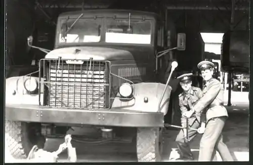 Fotografie DDR, NVA Soldaten in Uniform mit Radkreuz & Hammer am LKW Lastwagen Ural 375