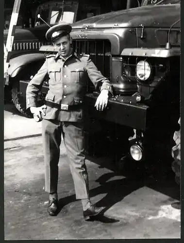 Fotografie DDR, Soldat der NVA lehnt lässig am LKW Lastwagen Ural 375