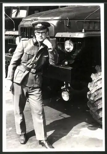 Fotografie DDR, Soldat der NVA lehnt am LKW Lastwagen Ural 375