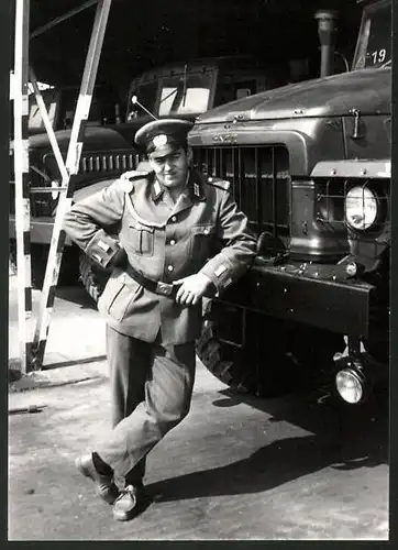Fotografie DDR, Soldat der NVA lehnt am LKW Lastwagen Ural 375