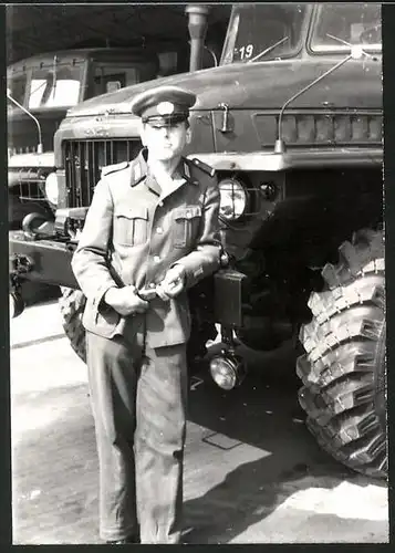 Fotografie DDR, NVA-Soldat in Uniform & LKW Lastwagen Ural 375