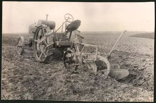 Fotografie Traktor - Schlepper Stock-Motorpflug auf einem Acker