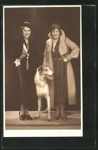 Foto-AK Zwei modisch gekleidete Damen mit einem Windhund