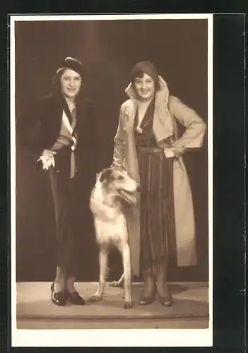 Foto-AK Zwei modisch gekleidete Damen mit einem Windhund