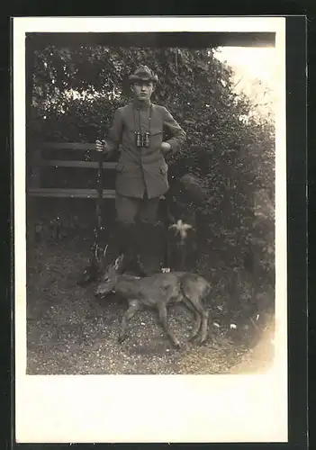 Foto-AK Junger Jäger hat einen Bock geschossen