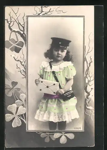 AK Kleine Briefträgerin mit Brief