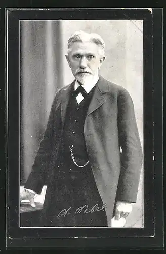 AK Porträt August Bebel im Anzug, Arbeiterbewegung, Mitglied des Reichstags