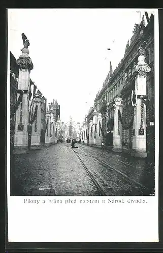 AK Prag / Praha, Pilony a brana pred mostem u Narod. divadla