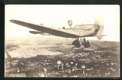 Foto-AK Junge im Flugzeug in der Luft in einer Studiokulisse