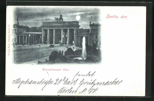 AK Berlin, Brandenburger Tor mit Pferdewägen und Fontäne bei Mondschein