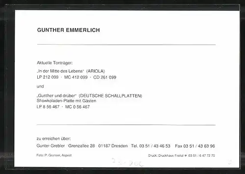 AK Opernsänger Gunther Emmerlich blättert in einer Zeitschrift