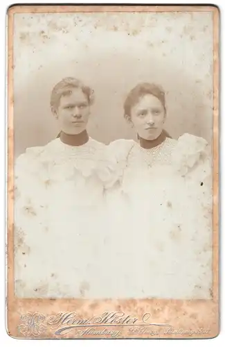 Fotografie Hermann Köster, Hamburg-St. Georg, Schultzweg 35-37, Portrait zwei junge Damen in hübschen Kleidern