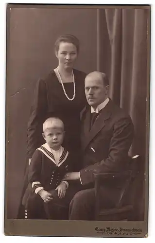 Fotografie Georg Meyer, Braunschweig, Bankplatz 3, Portrait bürgerliches Paar mit seinem Sohn