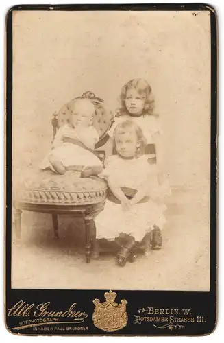 Fotografie Alb. Grundner, Berlin-W., Potsdamer Str. 111, Portrait zwei kleine Mädchen & Kleinkind in hübschen Kleidern