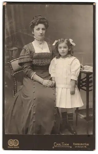 Fotografie Carl Timm, Harburg /Elbe, Lindenstrasse 18, Portrait junge Dame im Kleid mit kleinem Mädchen