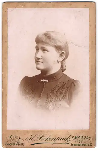 Fotografie H. Pickenpack, Kiel, Knooperweg 110, Portrait junge Dame mit Kragenbrosche