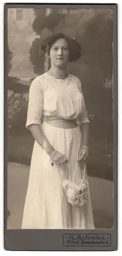 Fotografie U. Rehmke, Kiel, Preusserstrasse 5, Portrait junge Dame im weissen Kleid