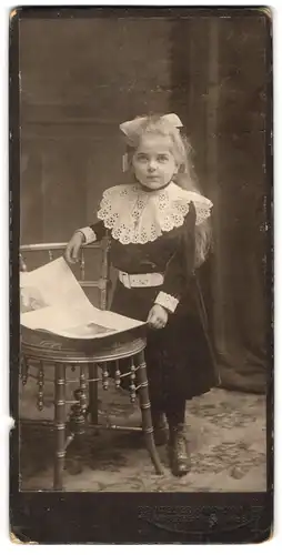 Fotografie Atelier Hammonia, Hamburg, Englische Planke 6, Portrait kleines Mädchen im Samptkleid mit weissem Kragen