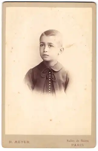 Fotografie R. Meyer, Paris, Portrait kleiner Junge in modischer Kleidung