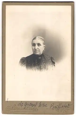 Fotografie Samaritaine, Paris, Rue de Rivoli, Portrait ältere Dame mit zurückgebundenem Haar