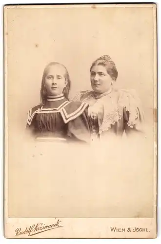 Fotografie Rudolf Krziwanck, Wien, Kohlmarkt 1, Portrait bürgerliche Dame mit jungem Mädchen