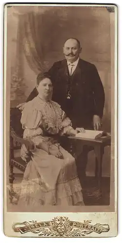 Fotografie unbekannter Fotograf und Ort, Gisela-Portrait elegantes Paar mit einem Buch