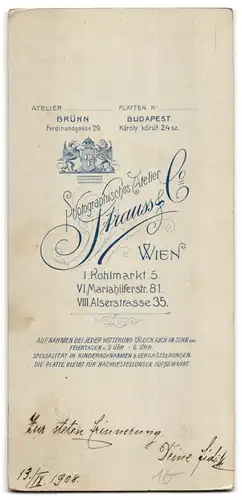 Fotografie Strauss & Co., Wien, Kohlmarkt 5, Portrait elegante Dame mit Buch in der Hand