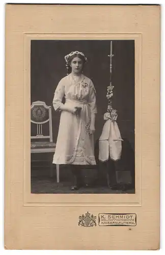 Fotografie K. Schmidt, Kaiserslautern, Portrait junge Dame im hübschen Kleid
