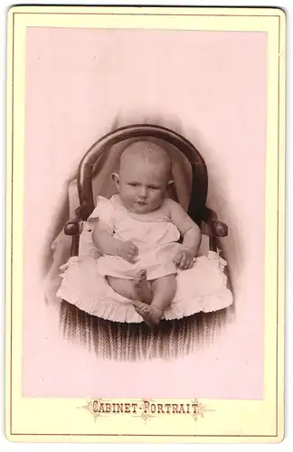 Fotografie unbekannter Fotograf und Ort, Cabinet-Portrait, Portrait süsses Kleinkind im weissen Hemd