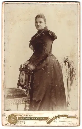 Fotografie Theodor Kähler, Kiel, Fleethörn 29, Portrait junge Dame im zeitgenössischen Kleid