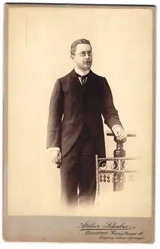 Fotografie E. W. Schulze, Hannover, Georgstrasse 16, Portrait eleganter Herr mit Zwicker und Bart