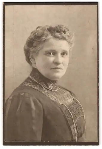 Fotografie Atelier Kaufhaus des Westens G. m. b H., Berlin, Portrait ältere Dame mit hochgestecktem Haar