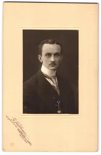 Fotografie G. Kahlmeyer, Oldenburg, Portrait eleganter Herr mit Oberlippenbart