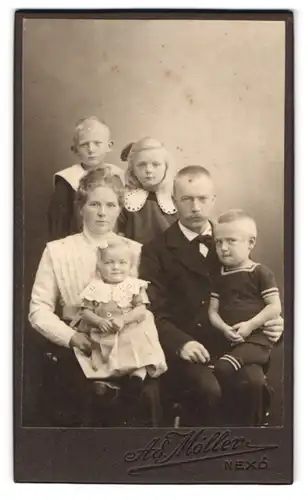 Fotografie Ad. Möller, Nexö, Eltern mit ihren vier blonden Kindern, Mutterglück