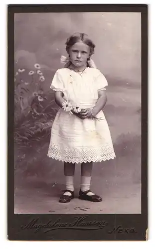 Fotografie Magdalene Hansen, Nexö, Ferskesögade, Portrait niedliches Mädchen im Spitzenkleid mit Haarschleife