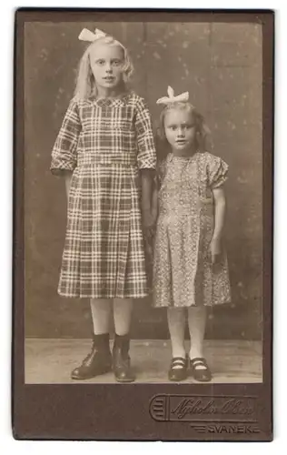 Fotografie Nyholm Olsen, Svaneke, Portrait zwei junge Mädchen in ihren Sommerkleidern mit Haarschleifen