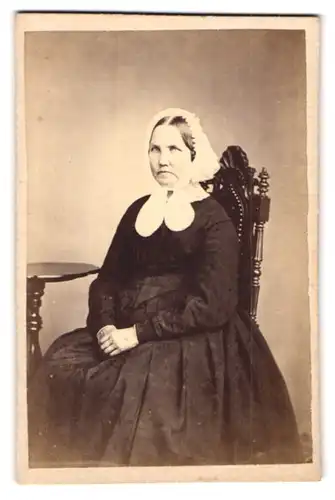 Fotografie A. Stöckel, Rönne, ved Kirken, Portrait Elsebeth Marie Vesth im Biedermeierkleid mit Haube