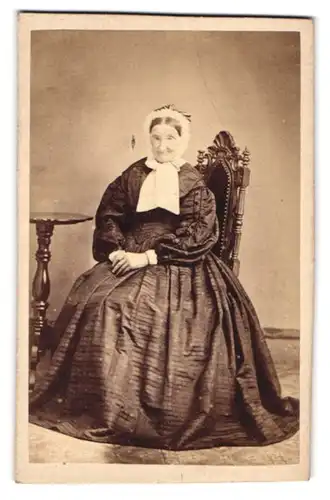 Fotografie A. Stöckel, Rönne, ved Kirken, Portrait ältere Dame im gestreiften Biedermeierkleid mit Haube