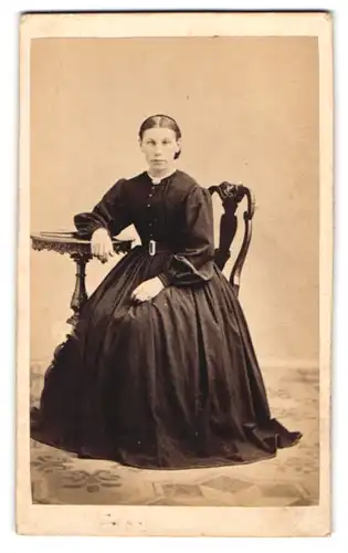 Fotografie G. Stöckel, Rönne, ved Kirken, Portrait junge Frau im schwarzen Biedermeierkleid mit Mittelscheitel