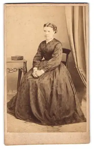 Fotografie J. Hansen, Nexö, Portrait junge Dame im gemusterten Kleid mit zurückgebundenen Haaren