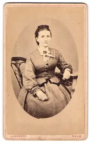 Fotografie J. Hansen, Nexö, junge Frau im Biedermeierkleid mit hochgestecktem Zopf